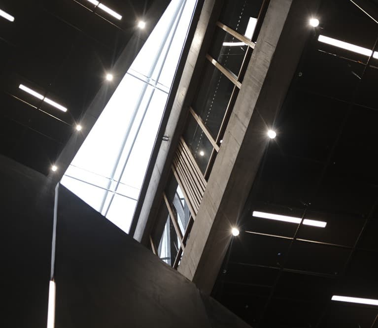 Lichtbänder und Stahlbetonkonstruktion in einer großen Gebäudehalle
