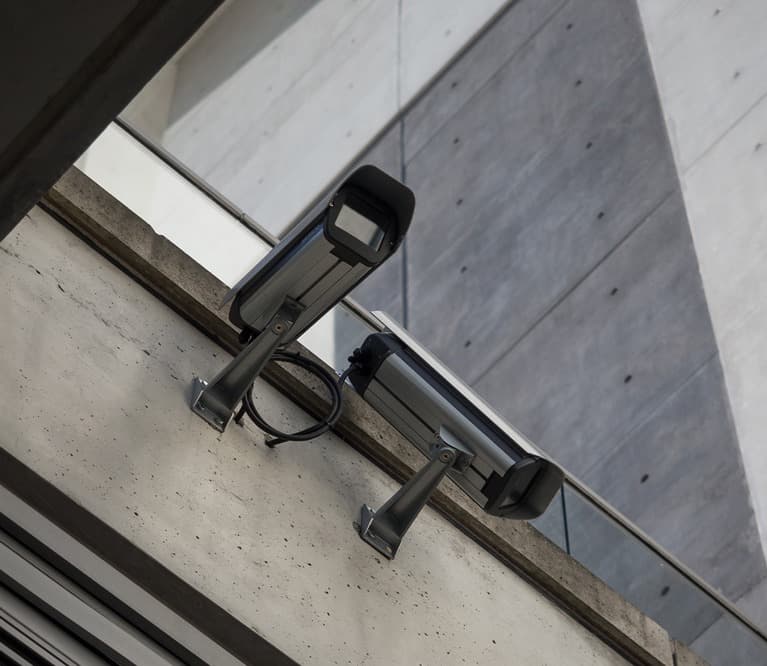 Gang zwischen Serverschränken in einem Rechenzentrum
