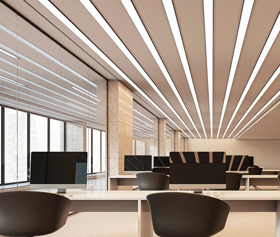 Modernes Großraumbüro mit Lichtdecke