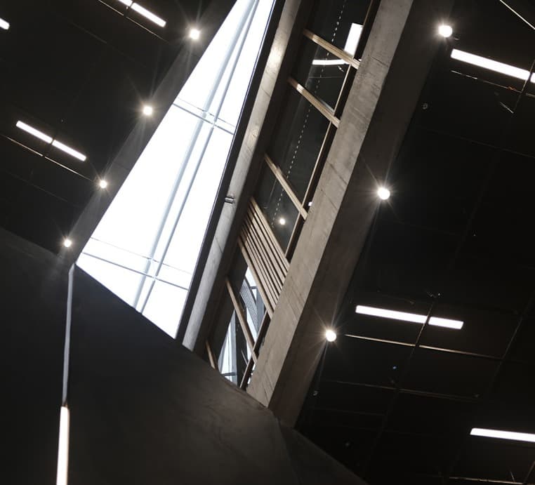 Lichtbänder in einer großen Gebäudehalle