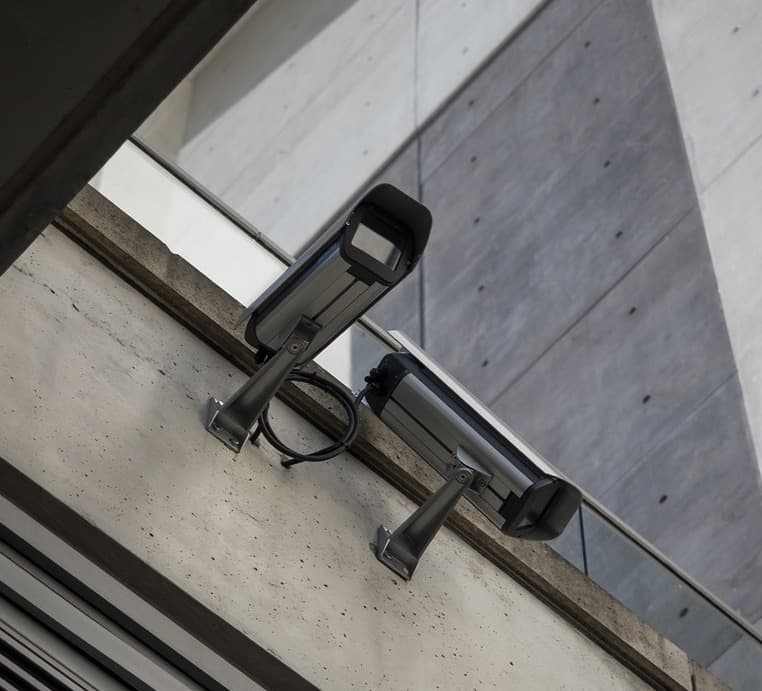 Überwachungskameras an einem Gebäude